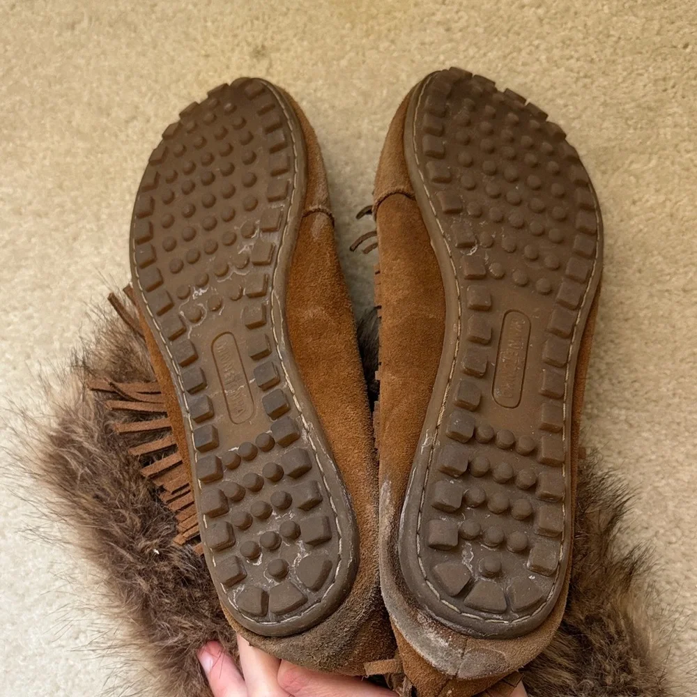 Minnetonka Tan Moccasin Booties with Faux Fur Trim - Picture 3 of 4